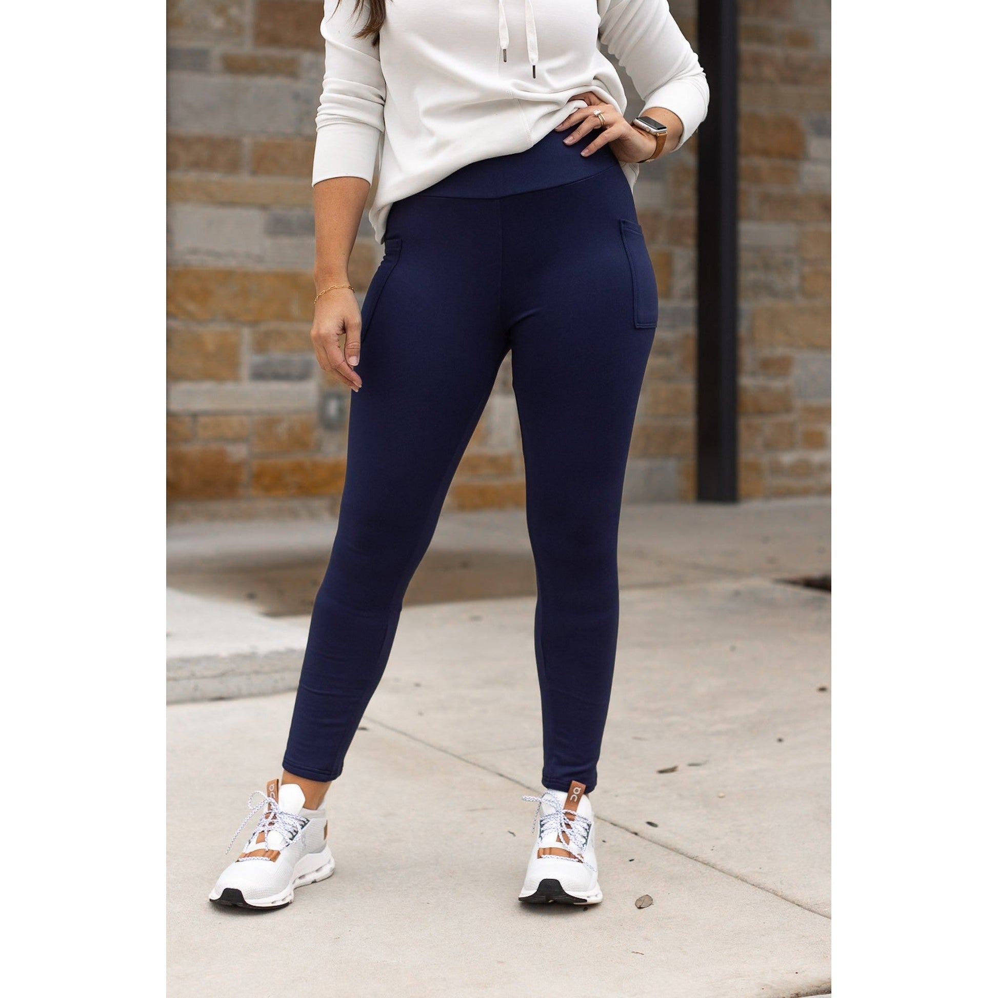 Buttery soft navy fleece leggings for women by Julia Rose.
High-waisted fleece leggings with side pockets in navy.