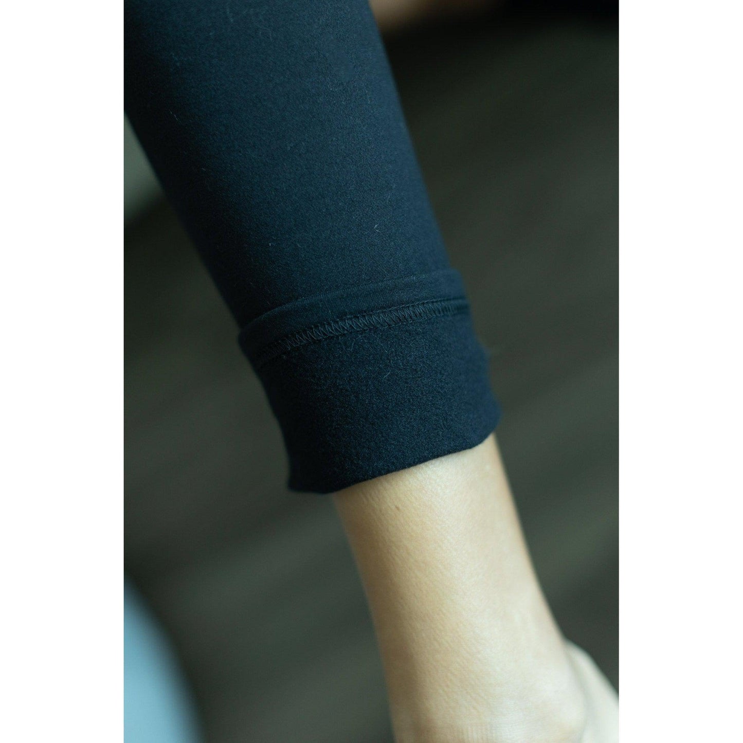 Women’s black fleece-lined leggings for winter warmth