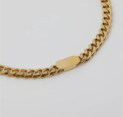 GOLD PENDANT NECKLACE