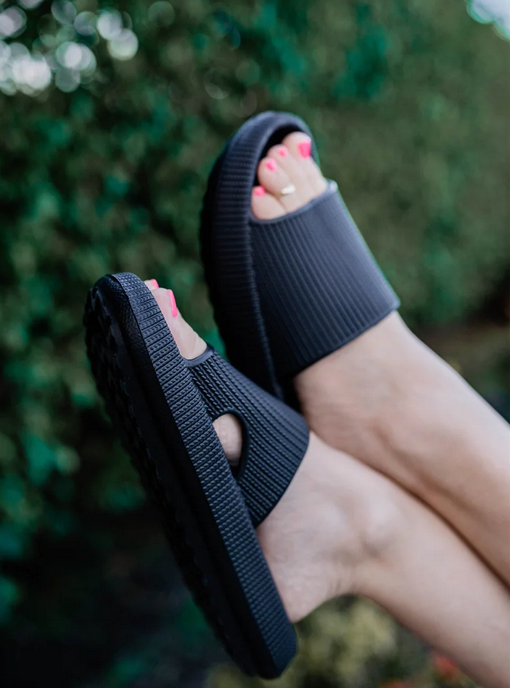 Summa Slides in Black